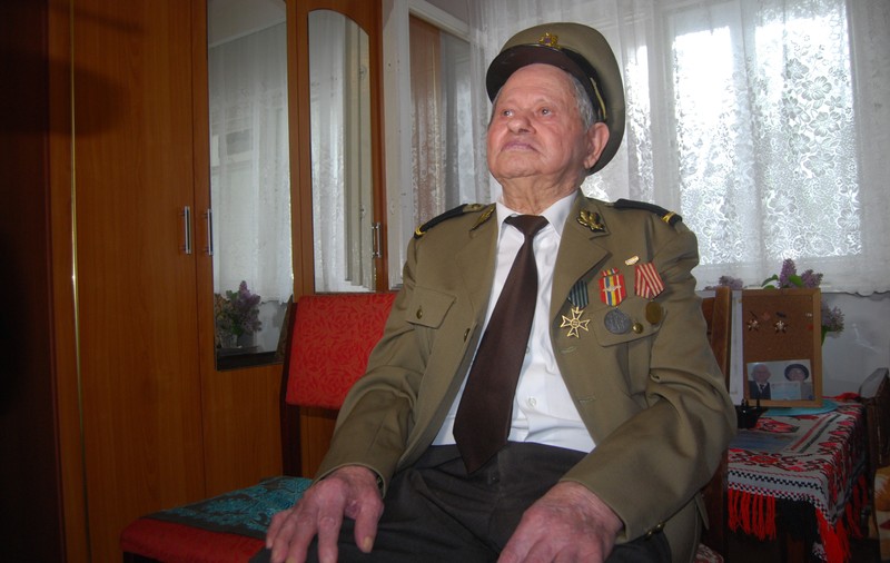 A luptat în cel de-al Doilea Război Mondial și a fost prizonier în lagărele rusești! Avansat la gradul de sublocotenent la 94 de ani! GALERIE FOTO