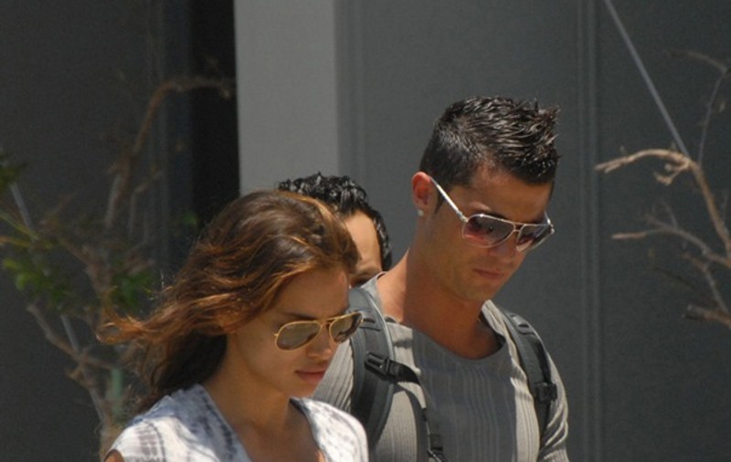 Ronaldo a comis-o rău! A trimis fotografii cu o admiratoare întregii agende telefonice. Inclusiv iubitei!