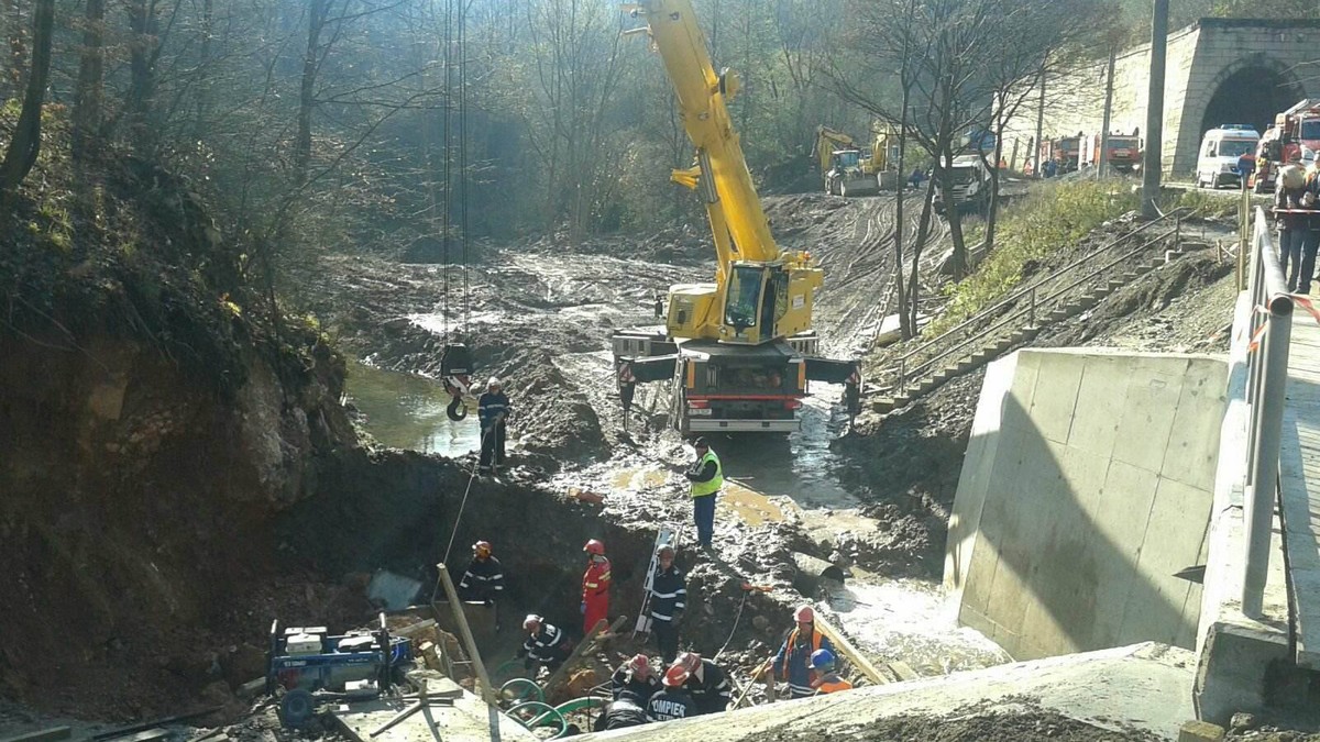 Persoane prinse sub un mal de pământ în localitatea Peștera Bolii din Hunedoara