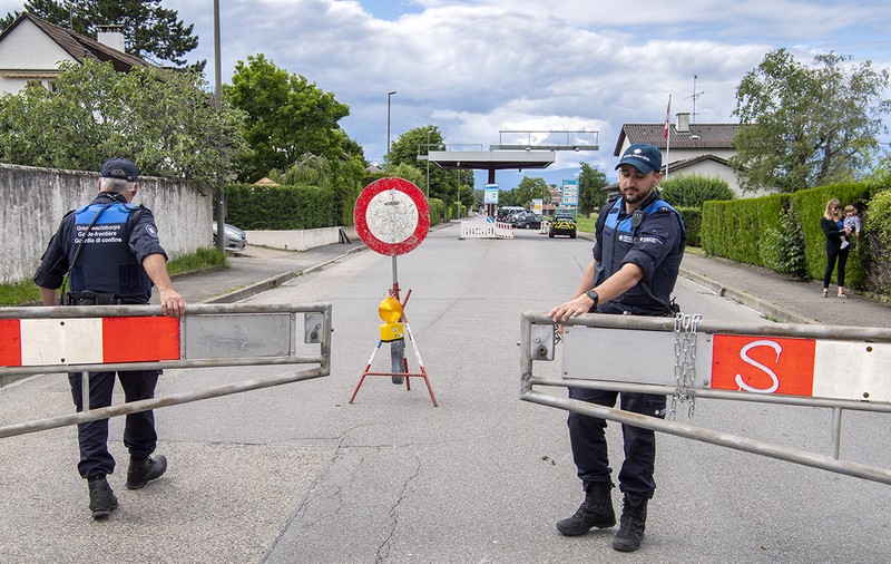 Lucrurile se complică în multe țări, printre care și România. Nu este prea târziu pentru o strategie „închide şi opreşte” împotriva coronavirusului. În ce ar consta aceasta?