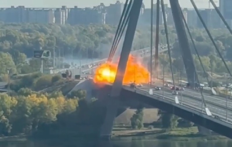 Momentul în care Podul de Nord din Kiev a fost atacat cu o dronă, având loc o explozie