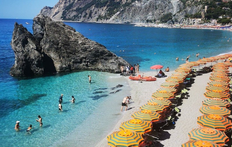 „La dolce vita este în pericol.” Schimbarea pe care vrea să o facă guvernul italian privind plajele din țară