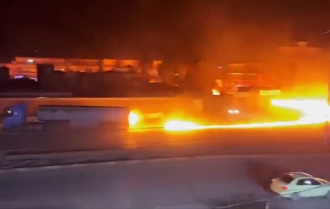 Un șofer și-a condus camionul cisternă în flăcări departe de o benzinărie aglomerată, ca să evite o explozie de proporții, în Siria