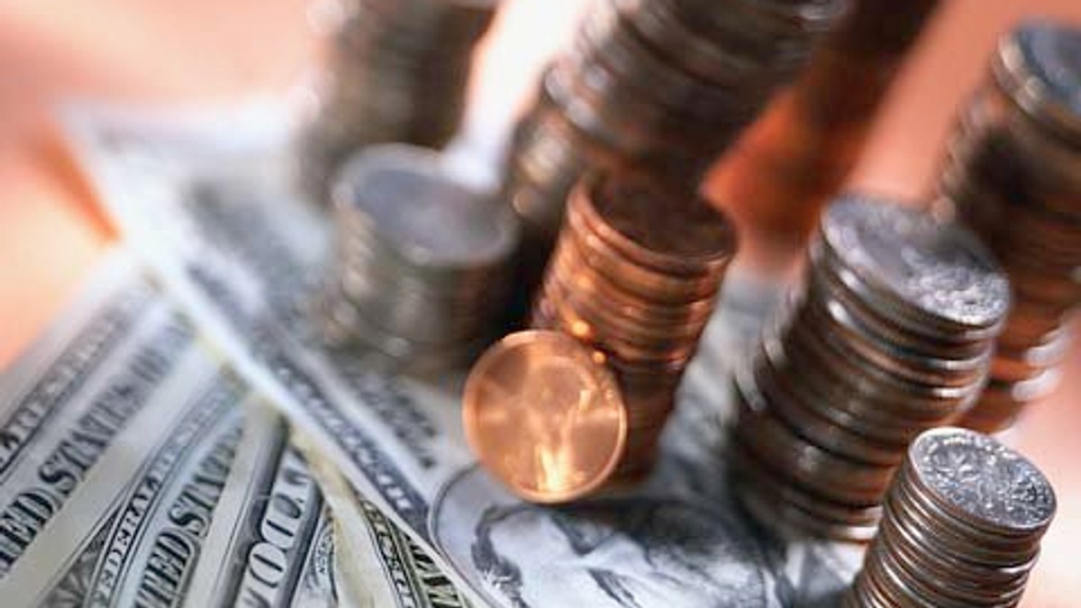România a căzut 9 locuri în topul competitivității, realizat de Banca Mondială. România a fost depășită de Kosovo și Rwanda în topul Băncii Mondiale. Monede și bancnote puse pe o masă