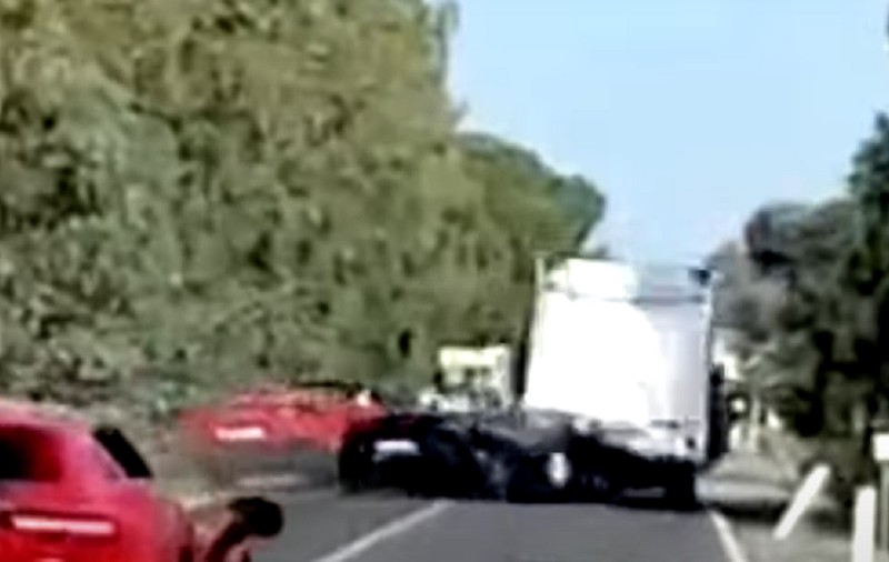 Momentul când un Ferrari, un Lamborghini și un camper se lovesc violent, în Italia. Un cuplu a murit carbonizat în Ferrari. VIDEO