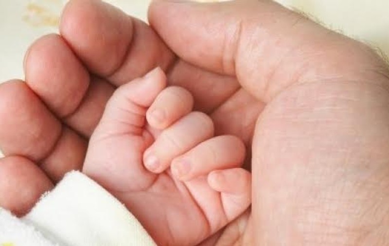 Moartea unui bebeluș, anchetată de polițiștii din Iași. Mama și-a externat copilul pe proprie răspundere de două ori