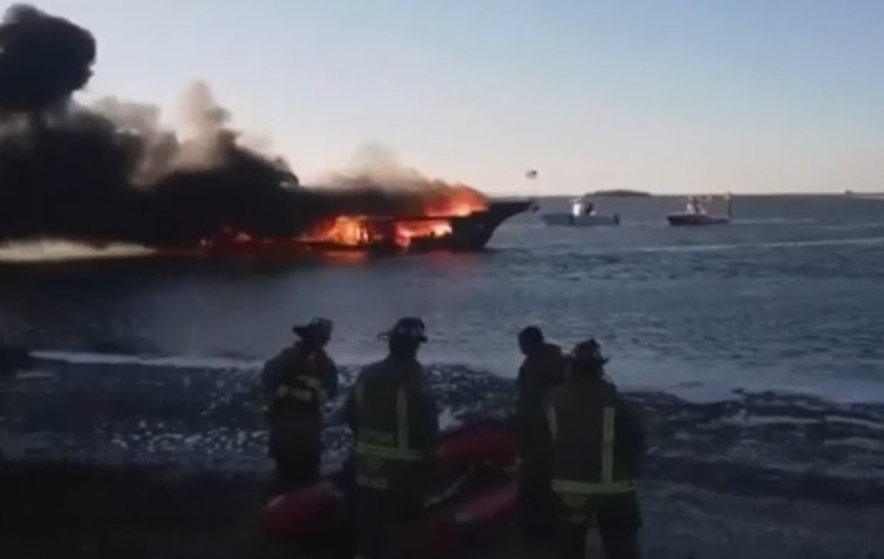 VIDEO | Barcă în flăcări, în Florida: 50 de oameni au sărit în apă pentru a-și salva viața
