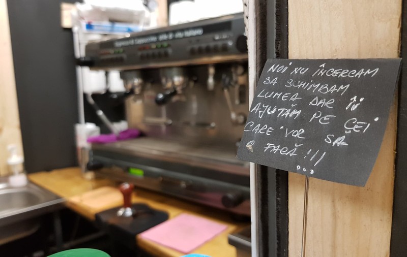 VIDEO/Cafea cu parfum de zâmbete. Poți s-o bei și dacă n-ai bani, ești trecut ”pe caiet”. ”Nu încercăm să schimbăm lumea, dar îi ajutăm pe cei care vor să o facă”