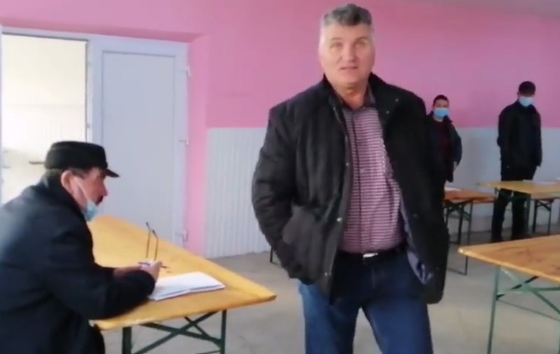 VIDEO | Un fost primar l-a lovit pe fiul unui consilier, deoarece înregistra ședința. „Te calc în picioare dacă mă mai filmezi!”