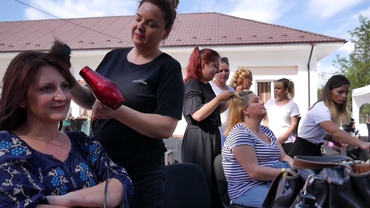 Valea Părului, satul unde toate femeile au fost coafate gratuit. O armată de stiliști a fost adusă în satul din Buzău, ca să le facă o bucurie femeilor de la țară. "Cine a mai pomenit atâta atenție pentru femeile de la țară? Foarte frumos. Poți să fii îmbrăcat cât de bine, dacă nu ai capul aranjat, nu ești nimic".