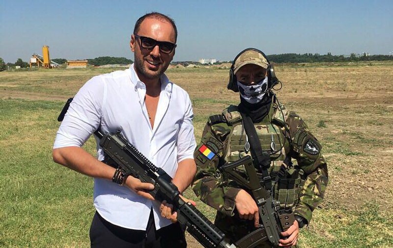 EXCLUSIV/ Pregătit de război! O vedetă de la noi, surprinsă la antrenament într-o bază militară! FOTO