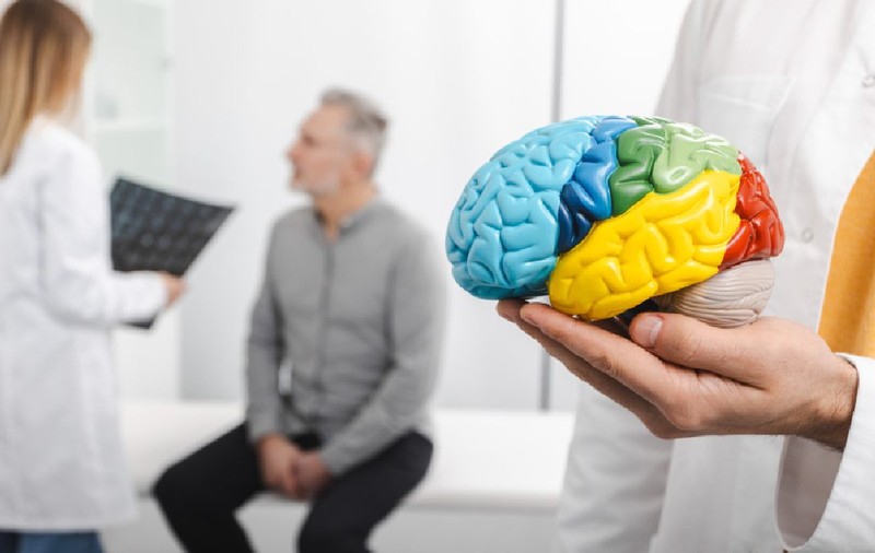 „Medicii mi-au spus că își pierd timpul cu mine. Am plecat în Germania să aflu ce am”. Mărturisirile a două femei cu boli neurologice severe