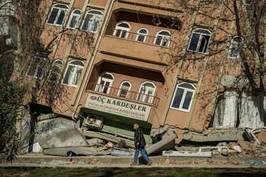 February 17, 2023, Pazarcik, Kahramanmarash, Turkey: A resident from Pazarcikk city walks near a destroyed building that collapsed during the earthquake in southernTurkey. (Credit Image: © Celestino Arce Lavin/ZUMA Press Wire)