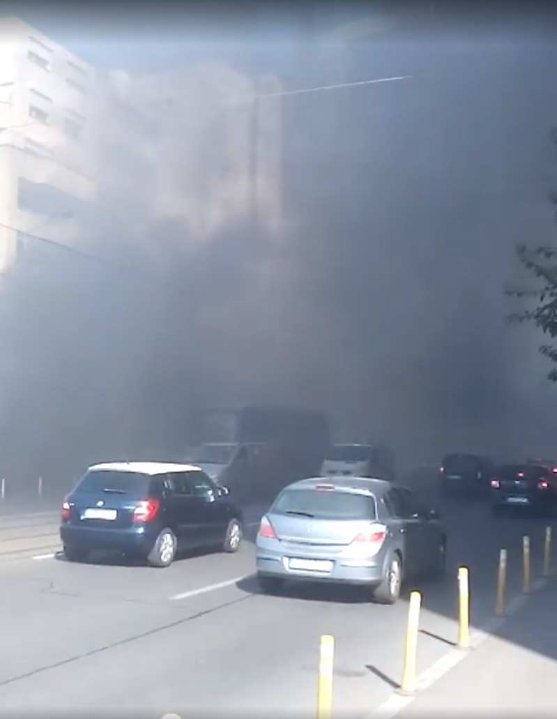 Fumul gros a îngreunat circulația pe strada Buzești