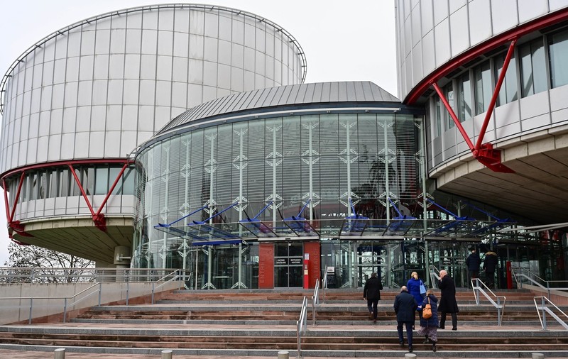 CEDO a decis că Franța are dreptate să refuze să treacă mențiunea „sex neutru” în cartea de identitate