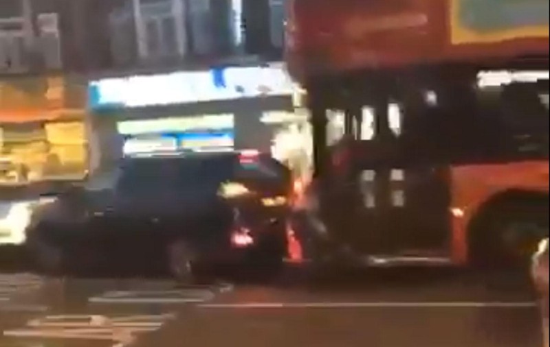 Șoferul unui autobuz a lovit mai multe mașini în Londra. Pasagerii l-au implorat să se oprească