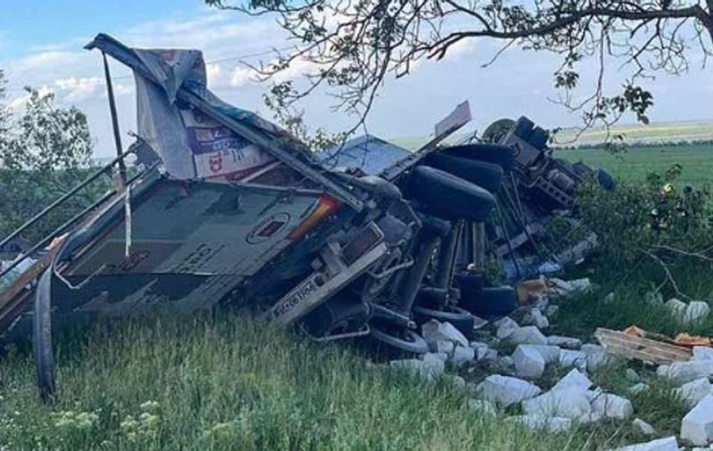Doi români au murit într-un TIR, în Republica Moldova. Camionul a derapat, s-a răsturnat și s-a făcut bucăți