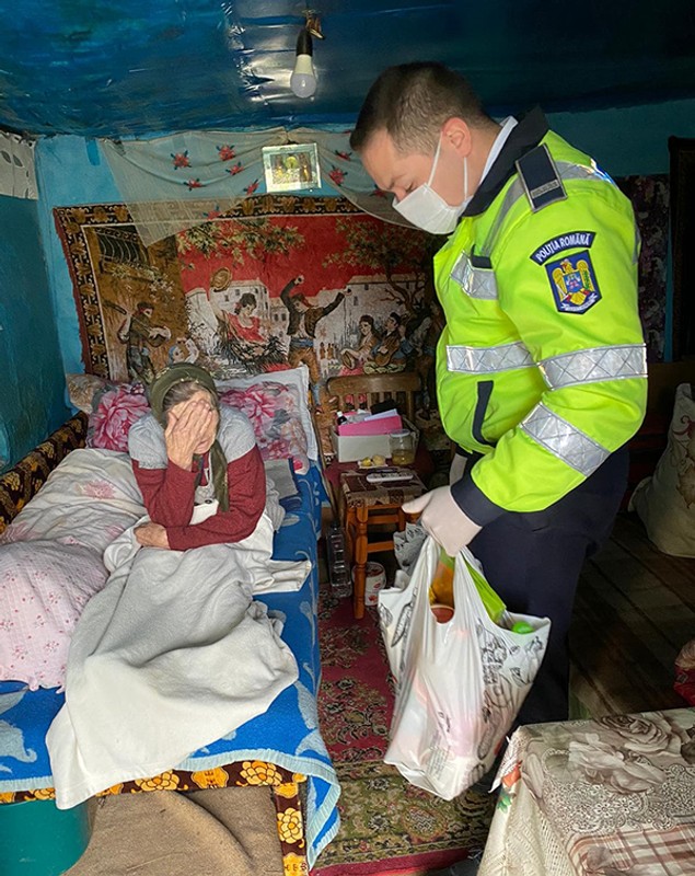 Gest emoționant în ajunul Paștelui. Ce au făcut polițiștii din Vaslui după ce o bătrână a sunat plângând la 112 și a spus că nu are ce mânca
