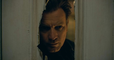 Ewan McGregor reproducând celebrul cadru cu Jack Nicholson din „The Shining” / Foto: Warner Bros. Pictures