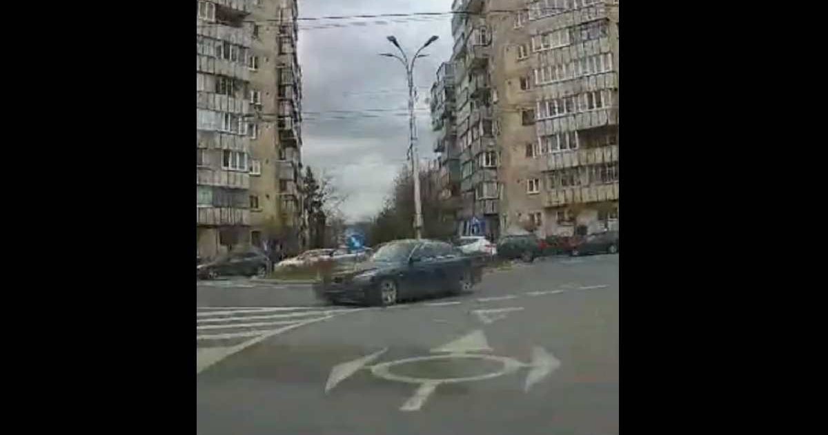 Un BMW a intrat invers în sensul giratoriu din Cluj-Napoca