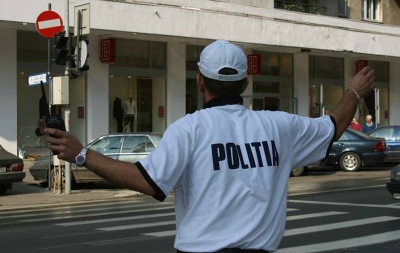Polițist de la Secția 10 prins în flagrant primind 1.000 de euro mită 