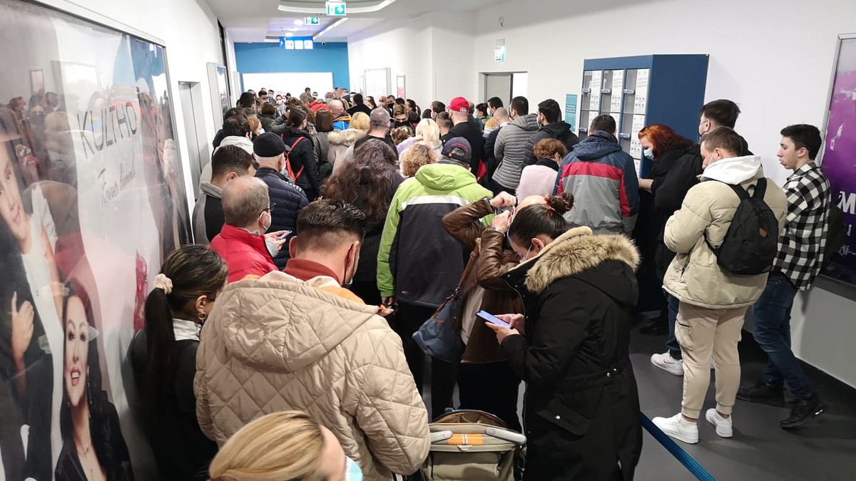 Coada la pasapoarte in Bucuresti. Foto: Dumitru Angelescu / Libertatea