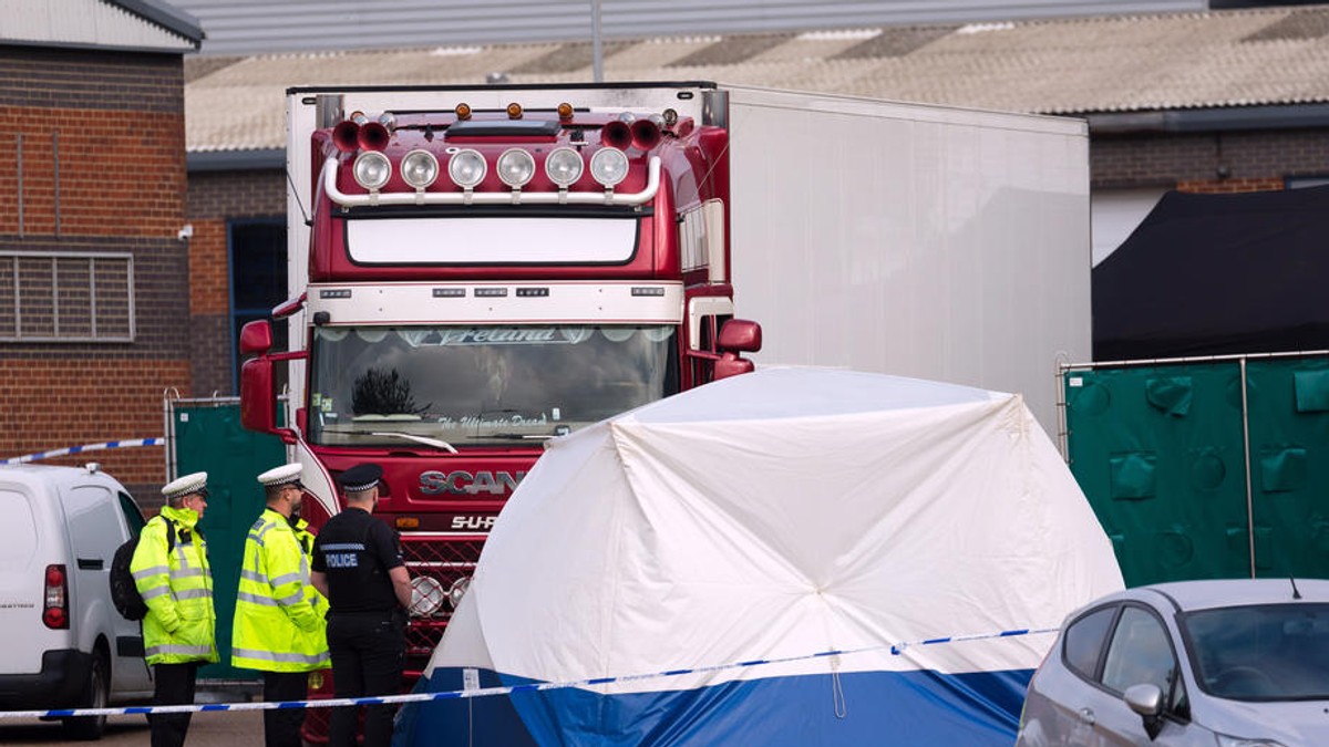 Mobilizare de forțe în Marea Britanie după ce 39 de cadavre au fost găsite în containerul unui camion (EPA)