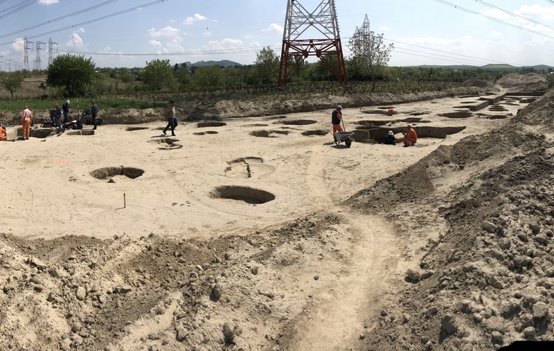 Poveștile morților de sub autostrăzi. O zi pe un șantier arheologic de pe traseul unei mari lucrări de infrastructură sau cum dispare lent arheologia românească