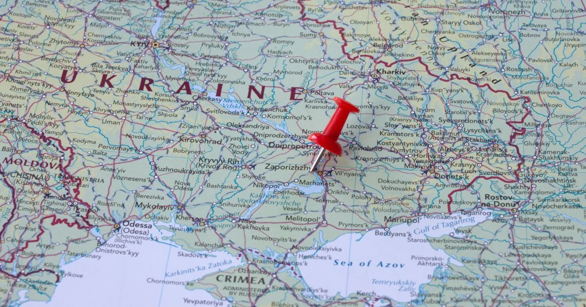 Harta Ucrainei cu un pin de culoare roșie pus pe locația unde se află centrala nucleară de la Zaporojie