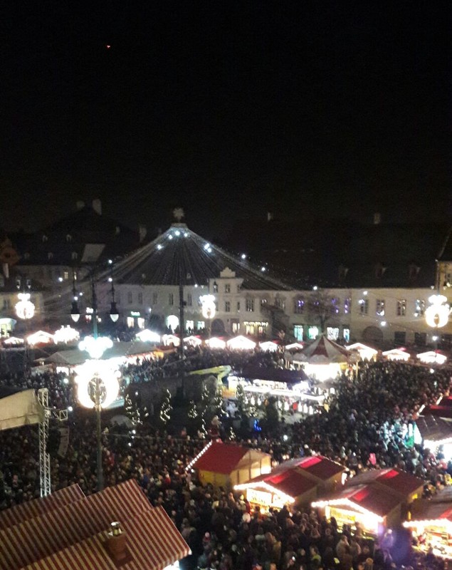 Peste 10.000 de oameni au fost prezenți la deschiderea Târgului de Crăciun din Sibiu | GALERIE FOTO