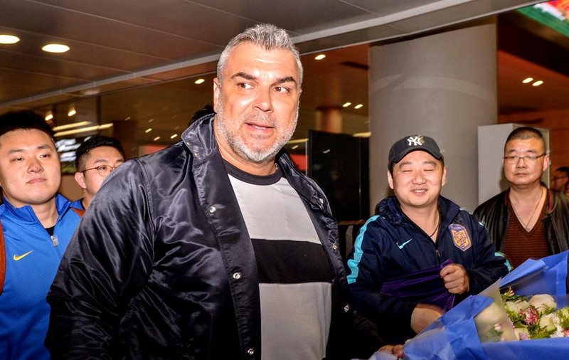 Video EXCLUSIV/Unul dintre cei mai bine plătiți oameni din sport, Cosmin Olăroiu, vorbește despre viața departe de România. ”Fiul meu se ocupă de treburile din țară”