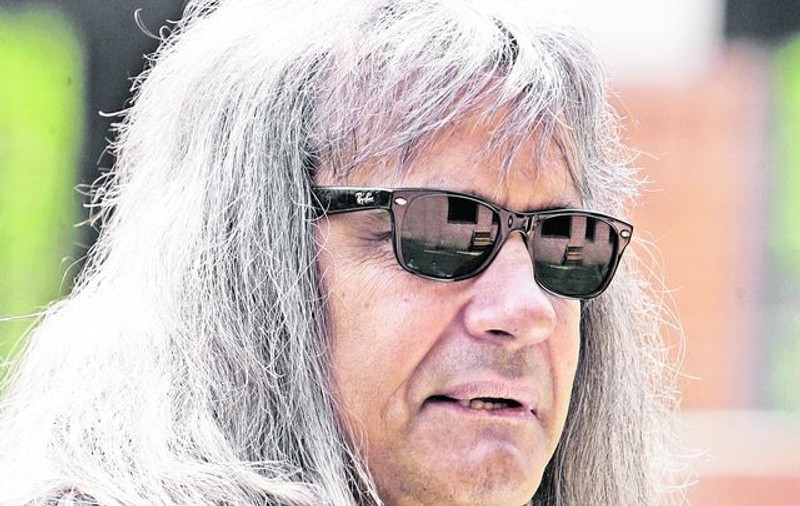 Retras din trupa Iris din cauza unor probleme de sănătate, solistul Cristi Minculescu ar putea fi salvat din nou de soţia Rodica / I-a dat din ficat, îi donează şi un rinichi?