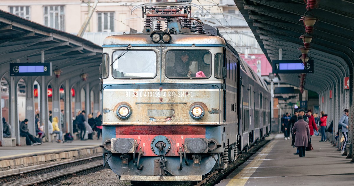 Un tren pe șine în Gara de Nord din București, unde este o pană de curent