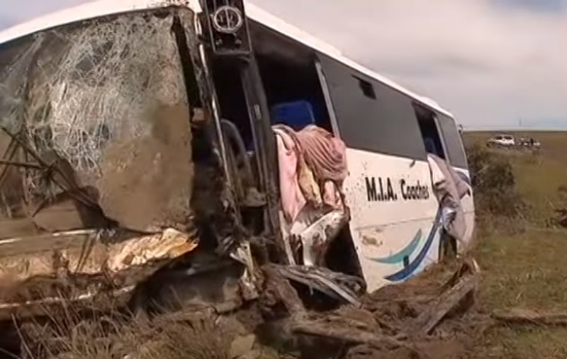 Un bărbat a văzut cum autocarul în care se aflau soția și cei cinci copii ai săi s-a răsturnat pe câmp!