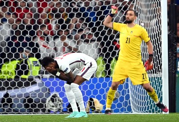 Marcus Rashford, după ce a ratat la loviturile de departajare contra Italiei. Foto: EPA