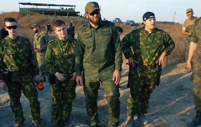 Cei trei fii ai lui Kadîrov și ofițerii care i-au instruit, conform postării liderului Ceceniei. Foto: Captură video