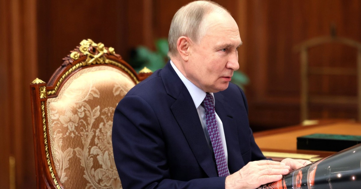 Vladimir Putin surprins în timp ce stă pe scaun