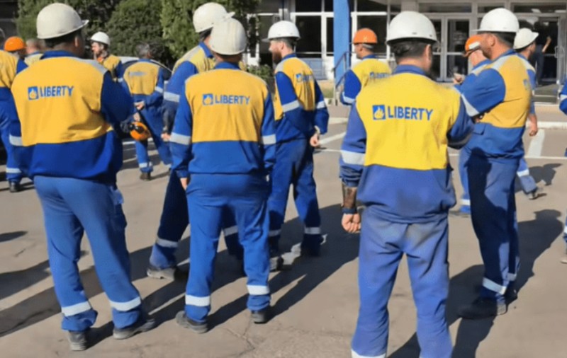 Mii de siderurgiști din Galați sunt disperați: Liberty n-a mai plătit salariile de două luni, bonurile de masă nu s-au mai dat de trei luni