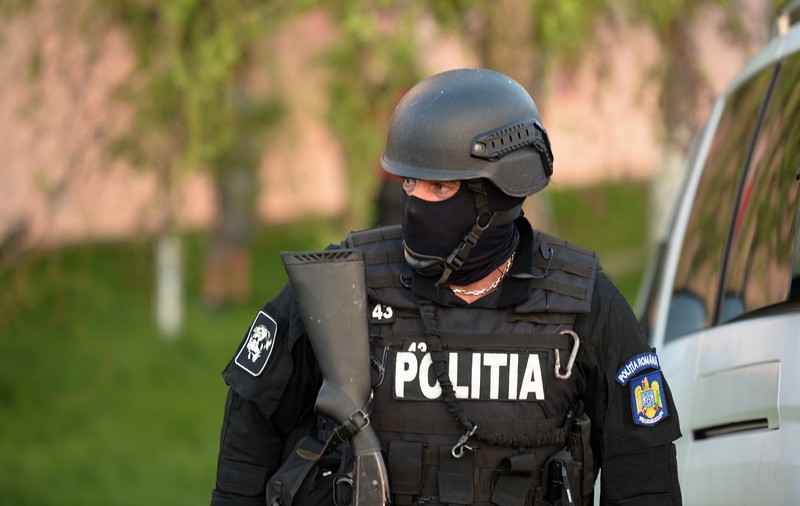 Jaf la un magazin din București. Un tânăr înarmat cu un cuțit a amenințat vânzătoarea și a furat bani și țigări