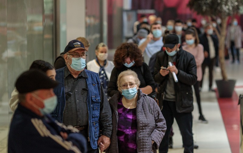 Peste 400 de oameni vaccinați de azi dimineață în maratonul de la mall Liberty, alte zeci la coadă: „Dacă eram ca-n Vest, nu săpam morminte cu excavatorul"