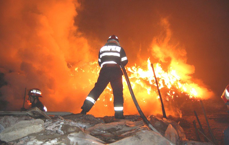 Incendiu în Argeş. O fabrică de mezeluri a ars din temelii 