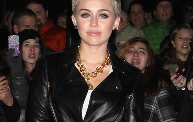 Este în pragul nunţii, dar NU SE POATE HOTĂRÎ! Miley Cyrus vrea 30 de ROCHII DE MIREASĂ!