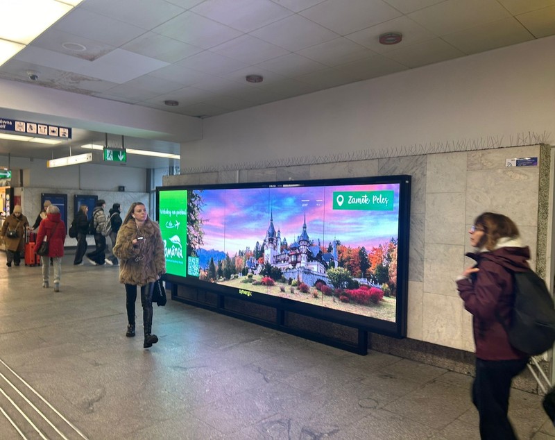 Locații turistice din România, promovate în Polonia. Reclamele sunt plasate în mijloacele de transport din Varșovia și Cracovia