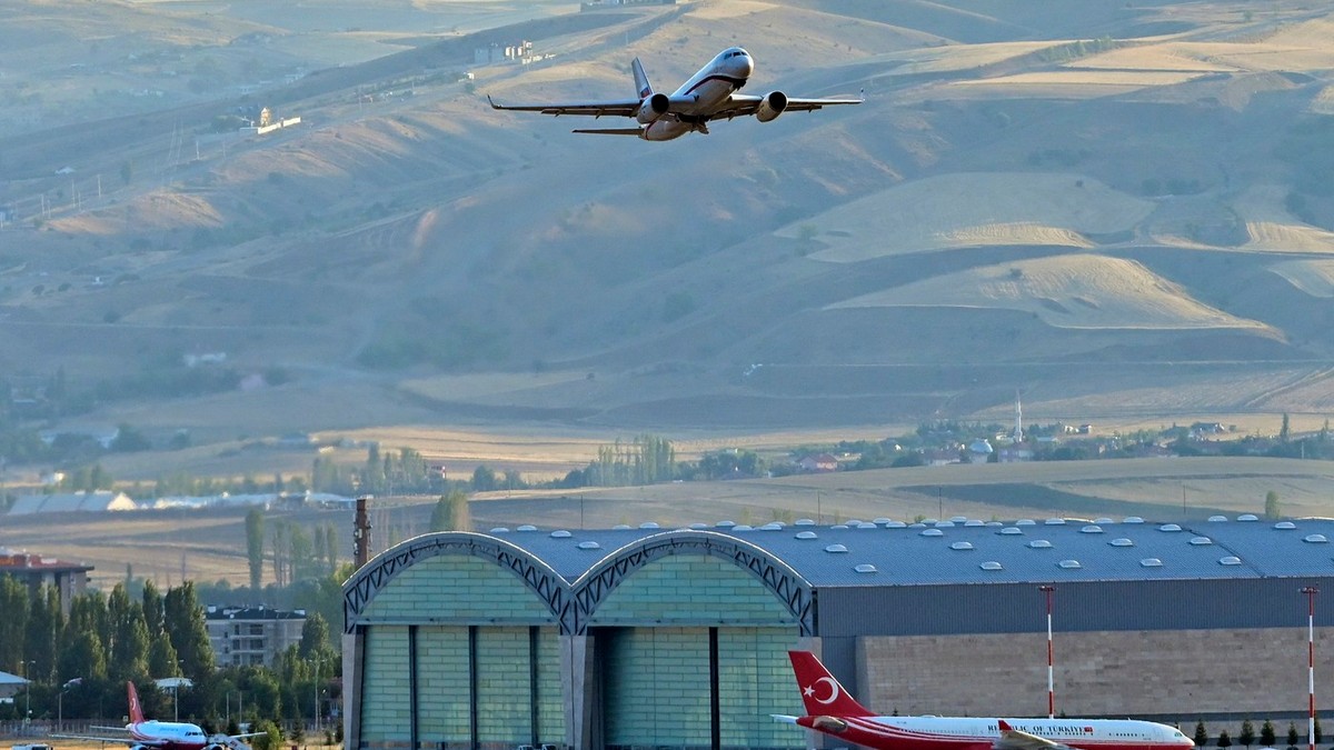 Un avion rus cu deținuți politici la bord surprins la aeroportul din Ankara Foto: Profimedia