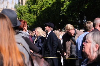 La fel ca mii de britanici, David Beckham a așteptat ore întregi ca să ajungă la catafalcul suveranei. Foto: Profimedia