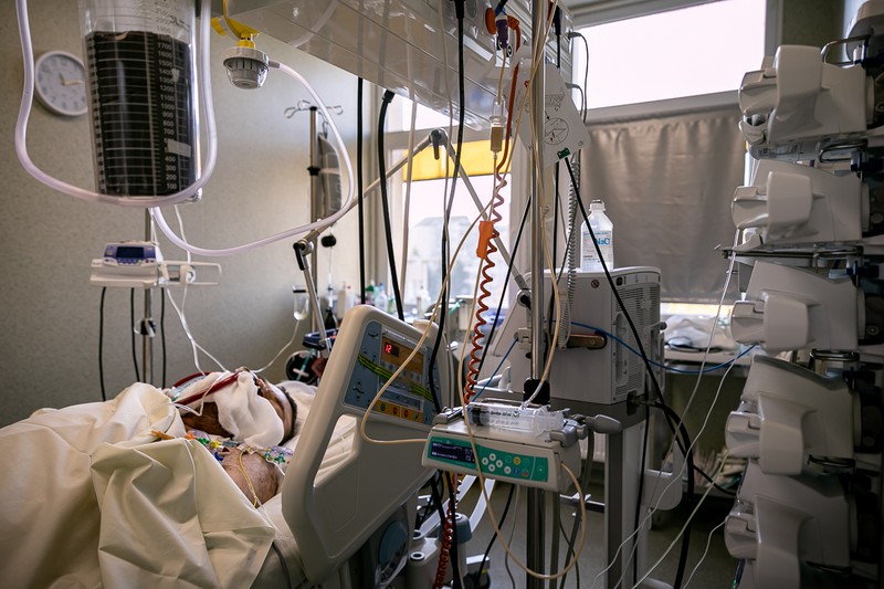 Un pacient care beneficiază de tratament ECMO