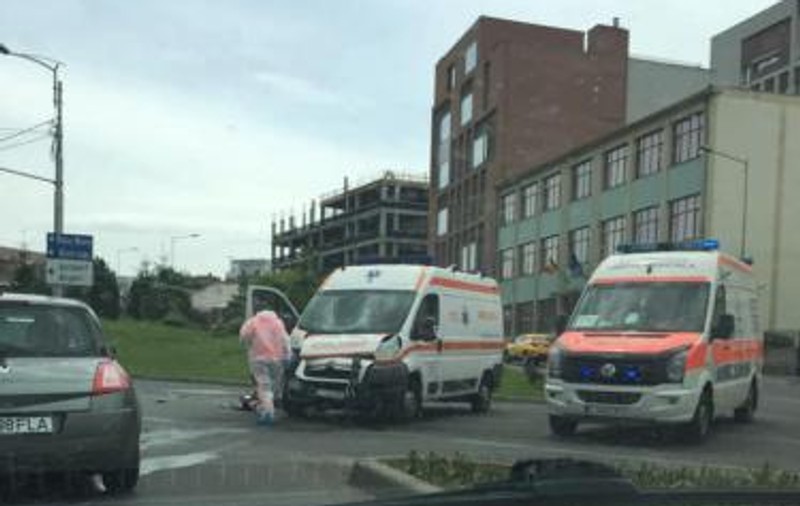 Impact violent în Cluj. O ambulanță aflată în misiune, implicată în accident. O asistentă, transportată la spital