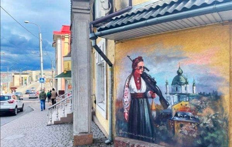 „Frumusețea nu vrea să îndure”. Mesajul transmis de un artist ucrainean lui Putin, printr-o pictură murală din Rivne