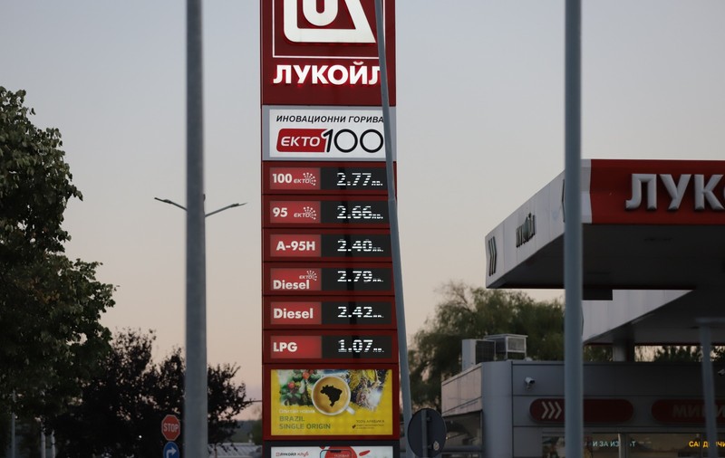 Bulgaria mai are benzină doar pentru o lună, după ce SUA au sancționat Lukoil