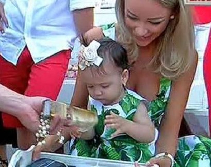 Cele mai frumoase momente de la ruperea turtei fiicei Biancăi Drăgușanu și a lui Victor Slav. Sofia i-a cucerit pe toți | FOTO